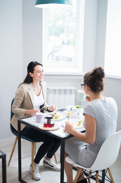 Zwei Frauen, die Zeit im Cafe genießen