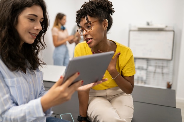 Zwei Frauen im Coworking, die sich ausruhen und reden