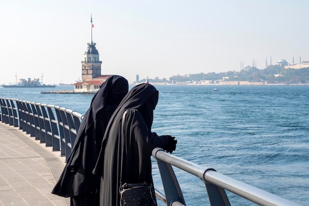 Zwei Frauen in traditionellen muslimischen Kleidern, schwarze Hijab-Burka