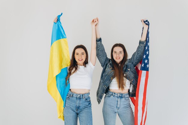 Zwei Frauen mit Flagge Ukraine und USA