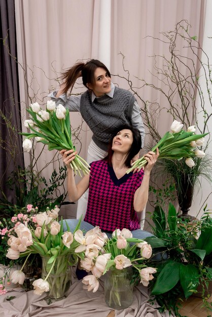 Zwei Frauen mit Frühlingsblumentulpen