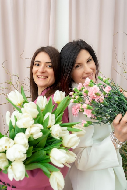 Zwei Frauen mit Frühlingsblumentulpen