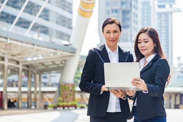 Zwei Frauen mit Laptop im Büro des offenen Raumes