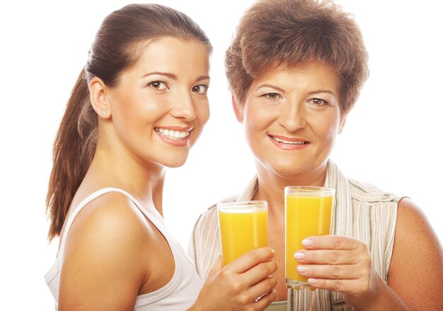 Zwei Frauen mit Orangensaft