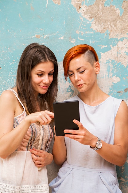 Zwei Frauen mit Tablette