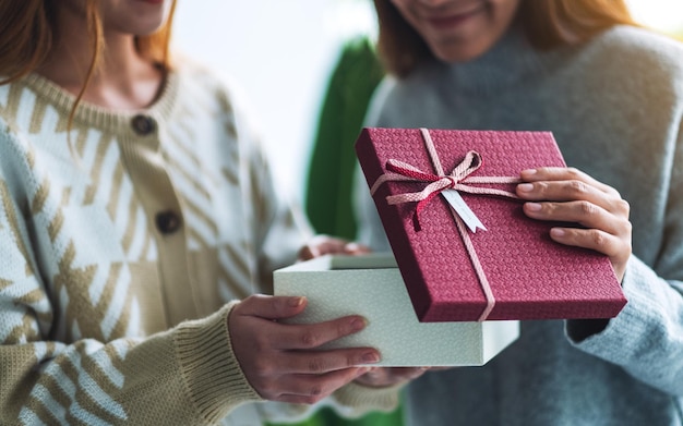 Zwei Frauen öffnen gemeinsam eine Geschenkbox