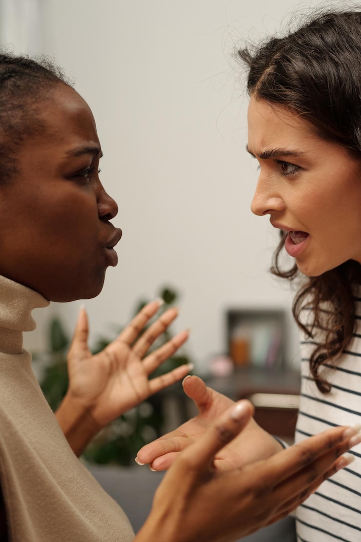 Foto zwei frauen schreien während eines konflikts