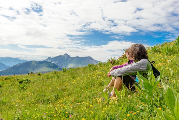 Zwei Frauen sitzen im Gras und betrachten die Landschaft