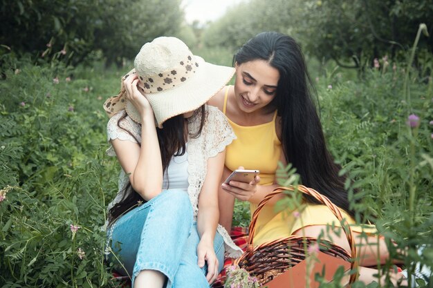 Zwei Frauenhandtelefon im Feld