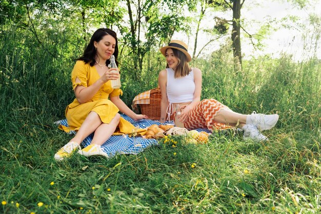 Zwei Freunde auf einer blauen Decke für ein Picknick im Freien