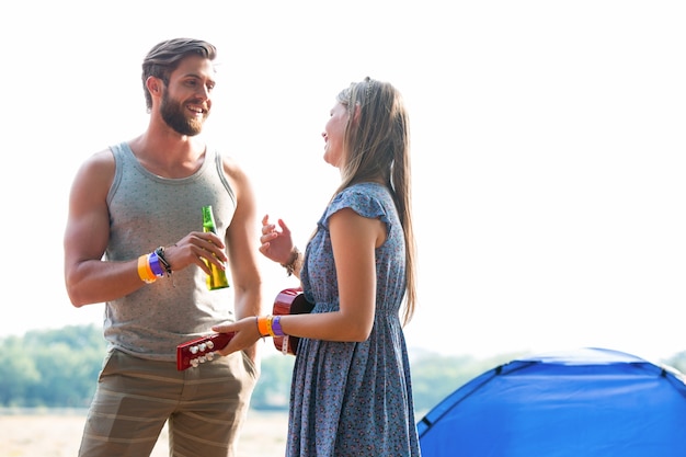 Zwei Freunde, die im Campingplatz plaudern