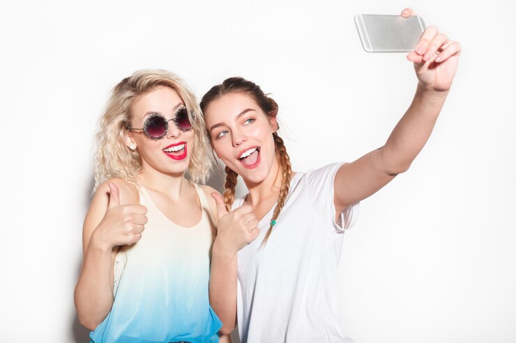 Zwei Freunde, die selfie nehmen