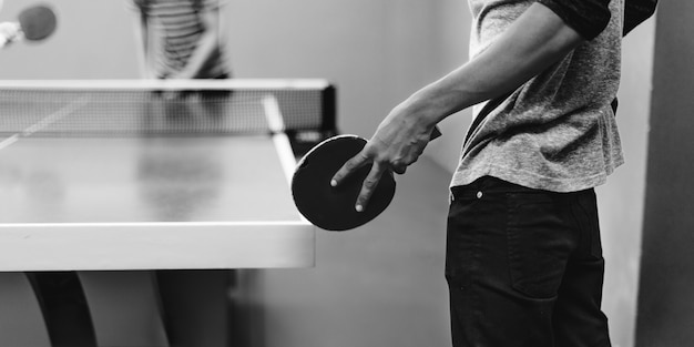 Zwei Freunde, die Tabletennis-Konzept spielen