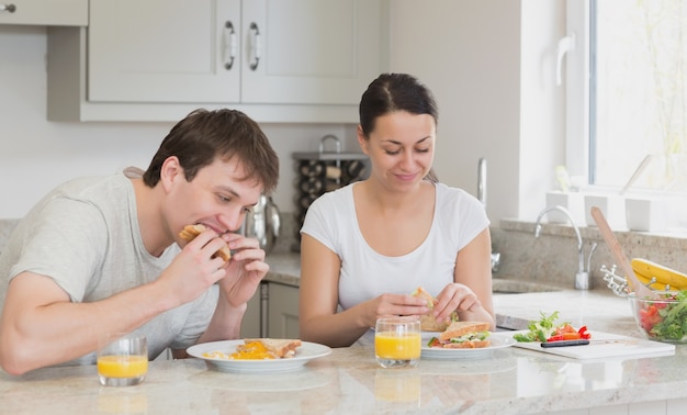 Zwei Freunde, die zusammen zu Mittag essen