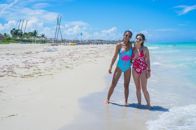 Zwei Freunde genießen am Strand