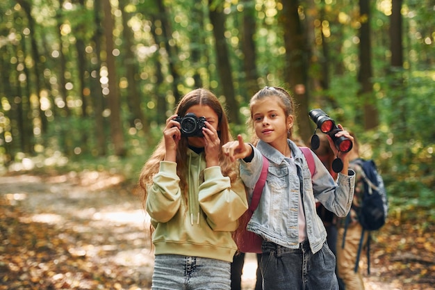 Zwei Freunde Kinder im grünen Wald im Sommer tagsüber zusammen