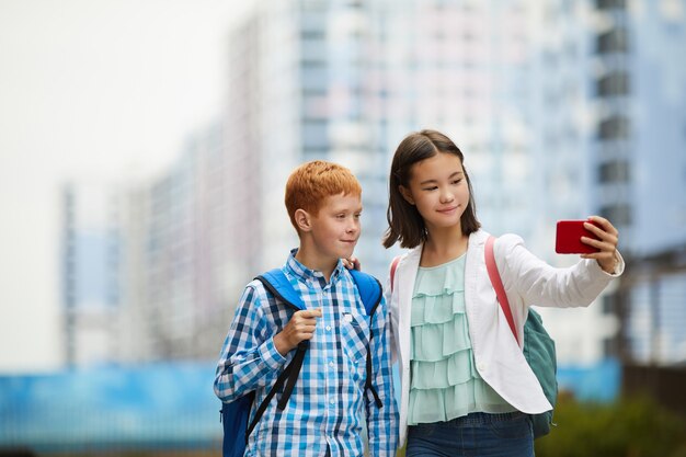 Zwei Freunde machen Selfie-Porträt