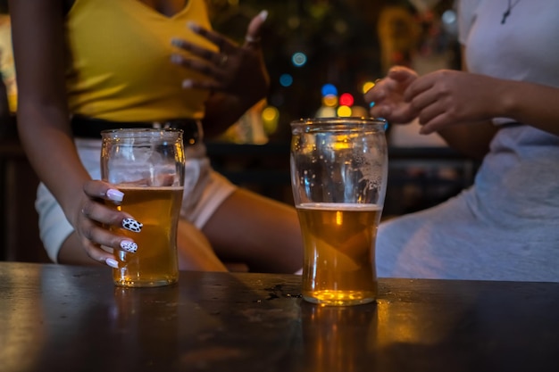 Zwei Freunde trinken Bier. Detailaufnahme von Biergläsern ohne Gesichter. Unbekannte Personen