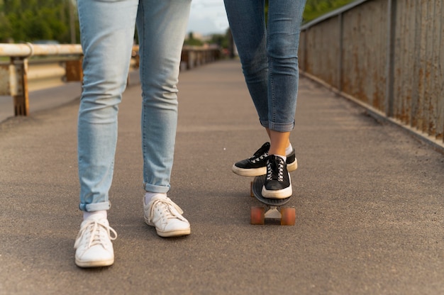 Zwei Freunde verbringen zusammen Zeit in der Stadt und benutzen Skateboard