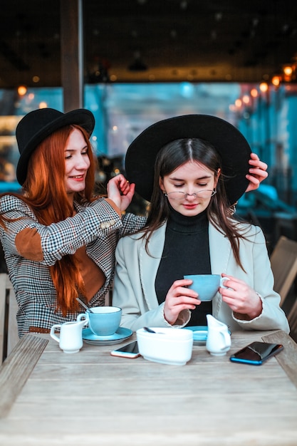 Zwei Freundinnen, die Kaffee im Café trinken