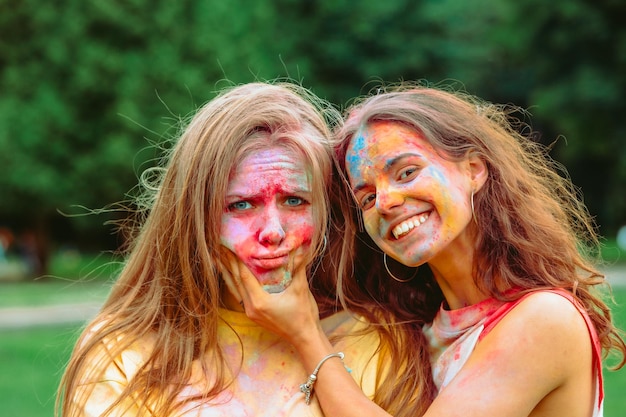 Zwei Freundinnen, die sich am Holi-Fest-Porträt amüsieren