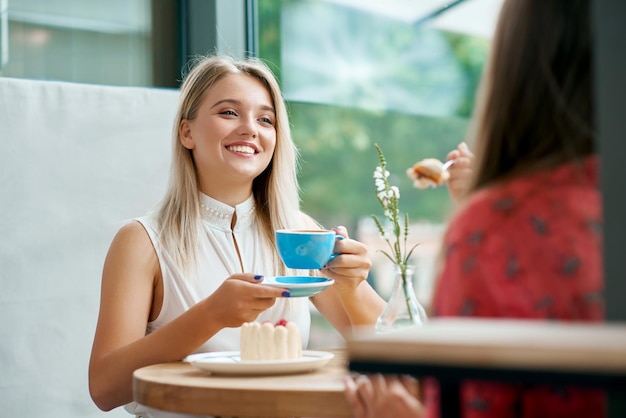 Zwei Freundinnen, die sich im Café unterhalten