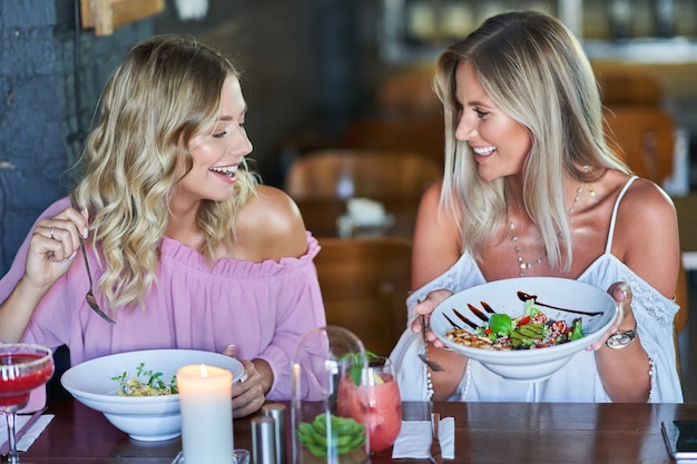 Zwei Freundinnen essen im Restaurant zu Mittag?