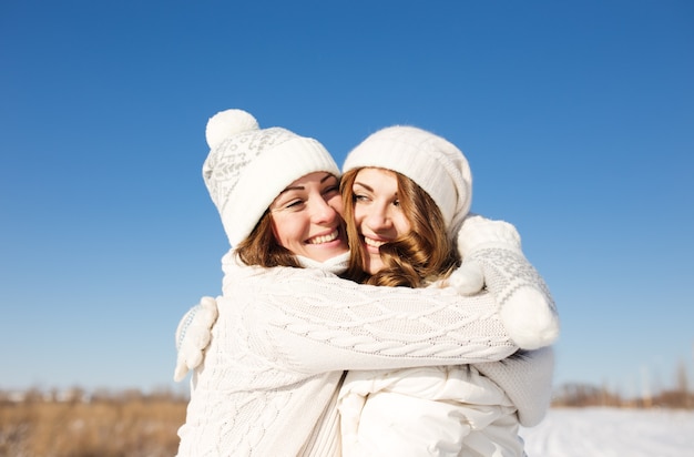 Zwei Freundinnen haben Spaß am schönen Wintertag