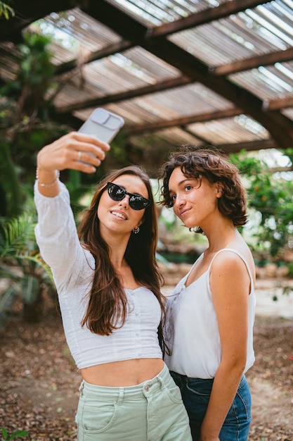 Zwei Freundinnen machen ein Selfie