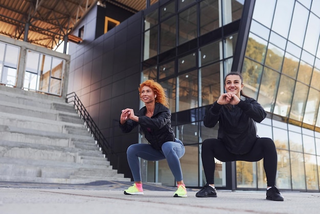 Zwei Freundinnen mit sportlichen Körpern haben einen Fitnesstag im Freien