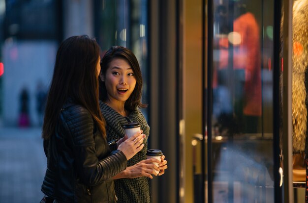 Zwei Freundinnen treffen sich in Tokio