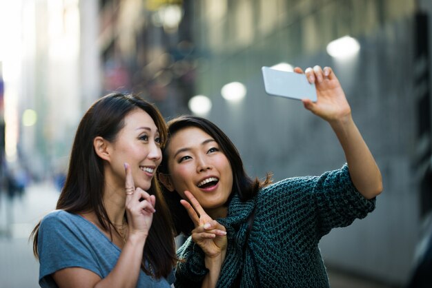 Zwei Freundinnen treffen sich in Tokio