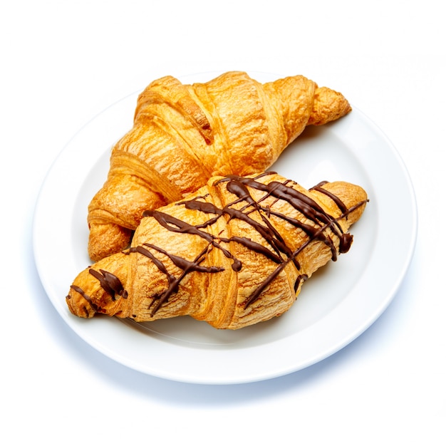 Zwei frische Croissants auf weißem Hintergrund