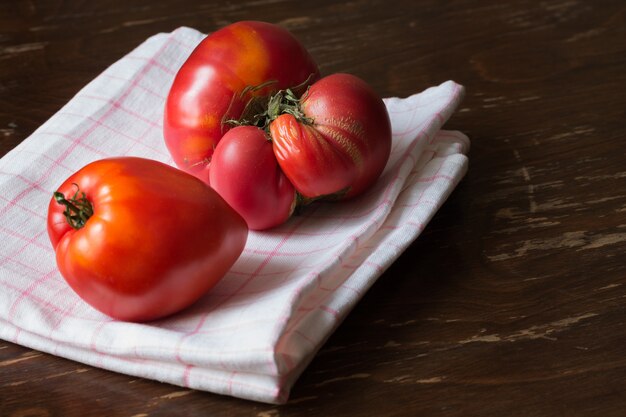 Zwei frische hässliche trendige Tomaten auf Küchentuch