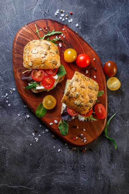 Zwei frische sandwiches mit kirschtomaten