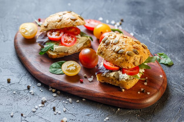 Zwei frische Sandwiches mit Kirschtomaten