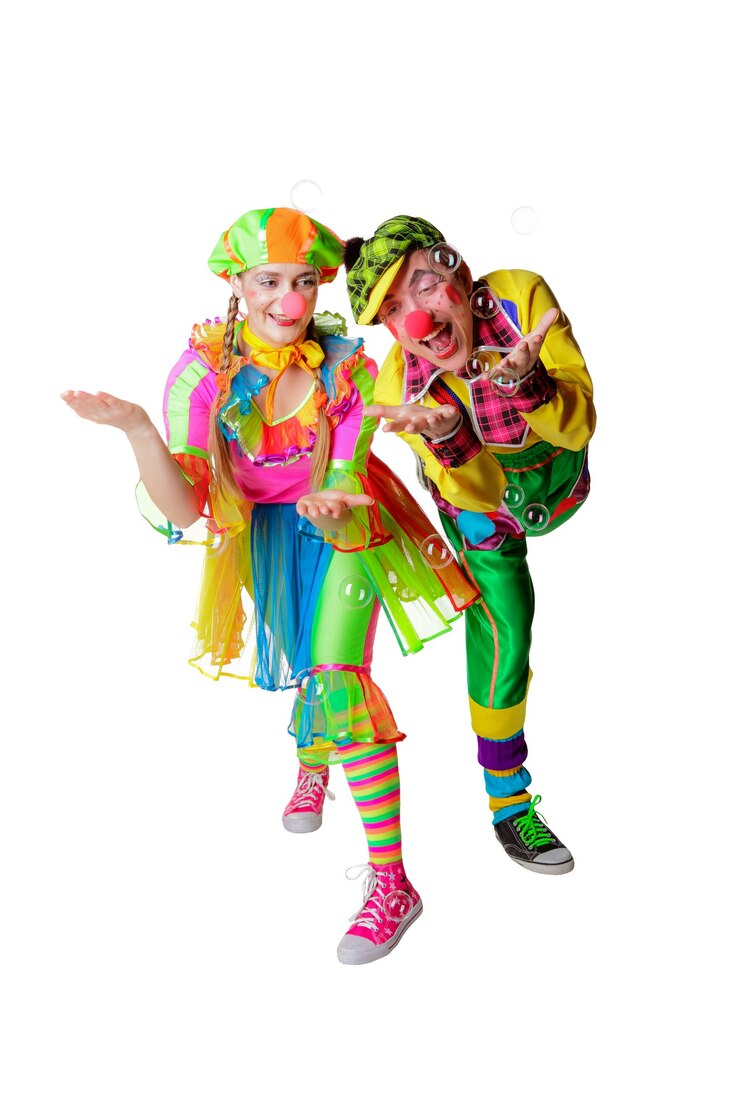 Zwei fröhliche Clowns freuen sich über die Seifenblasen auf weißem Hintergrund