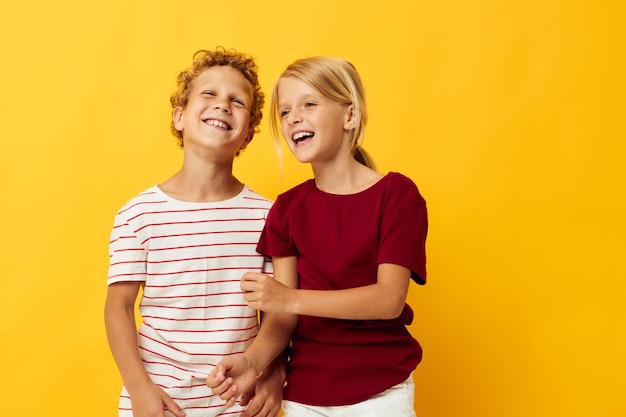 Zwei fröhliche Kinder Freizeitkleidung Spiele Spaß zusammen isoliert Hintergrund