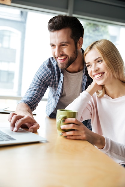 Zwei fröhliche Kollegen im Büro Coworking