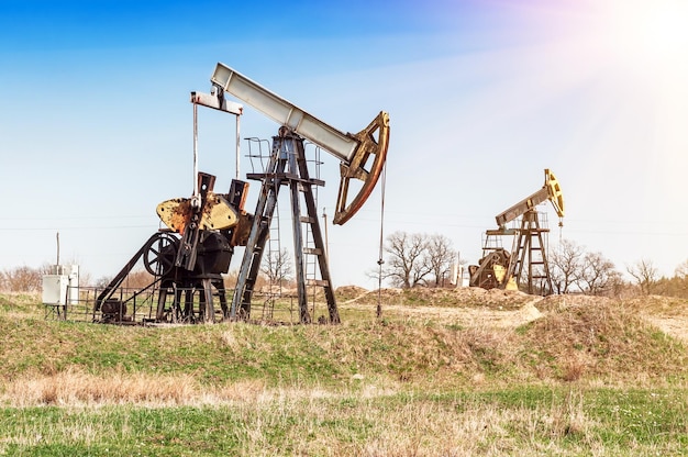 Zwei funktionierende Ölpumpen. Industrielles Thema