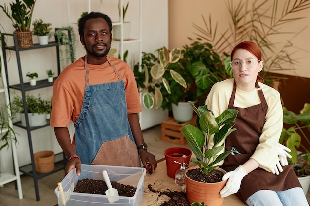 Foto zwei gärtner im blumenladen