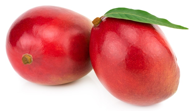 Zwei ganze Mangos mit grünem Blatt lokalisiert auf weißem Hintergrund Clipping Path.