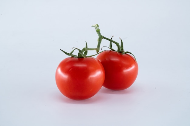 Zwei ganze Tomaten auf einem weißen