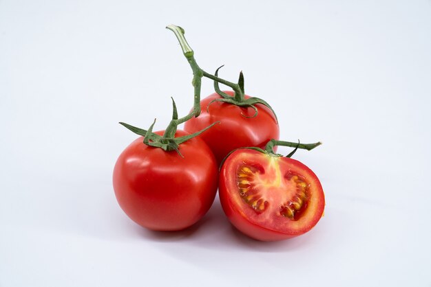 Zwei ganze Tomaten und eine gehackt