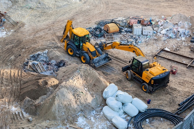 Zwei gelbe Bagger auf der Baustelle warten auf den Arbeitsbeginn