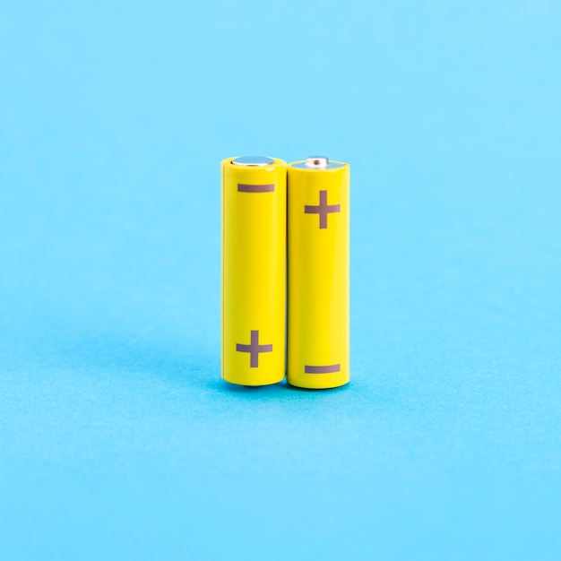 Zwei gelbe Batterien auf blau