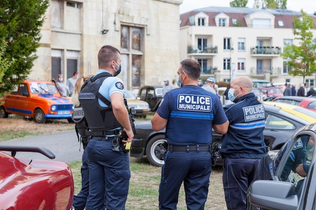 Zwei gendarmen und zwei gemeindepolizisten in lamorlaye, frankreich