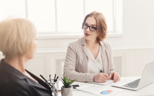 Zwei Geschäftsfrauen arbeiten. Unternehmer diskutieren über ein neues Arbeitsprojekt im modernen Büro