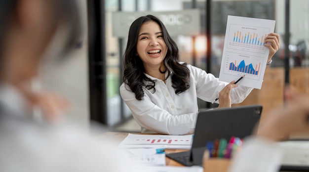 Zwei Geschäftsfrauen diskutieren mit neuem Startup-Projekt Ideenpräsentation analysieren Planungs- und Finanzstatistiken und Investitionsmarkt im Büro