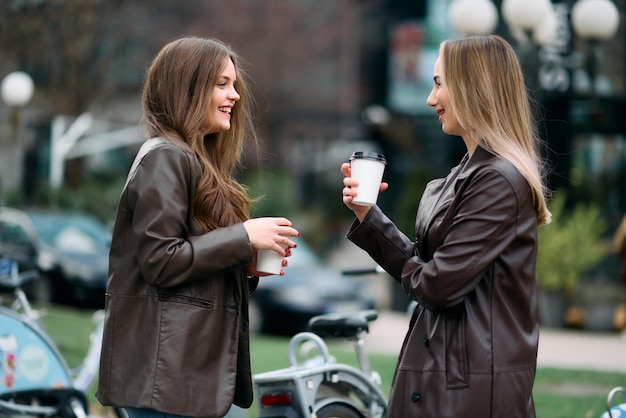 Foto zwei geschäftsfrauen machen eine pause außerhalb ihres unternehmens und genießen einen moment der entspannung, während sie halten